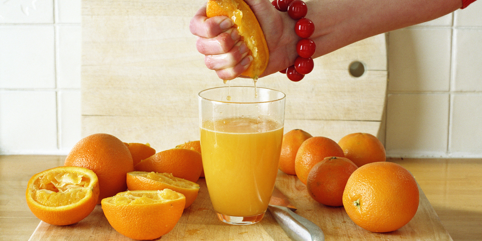 Апельсин есть вечером. Выжимает сок. Апельсиновый сок. Свежевыжатый апельсиновый сок. Выжать сок из апельсина.